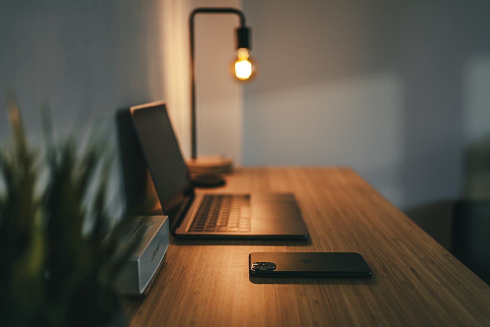 Coin télétravail aménagé dans un salon avec verrière d'atelier noire