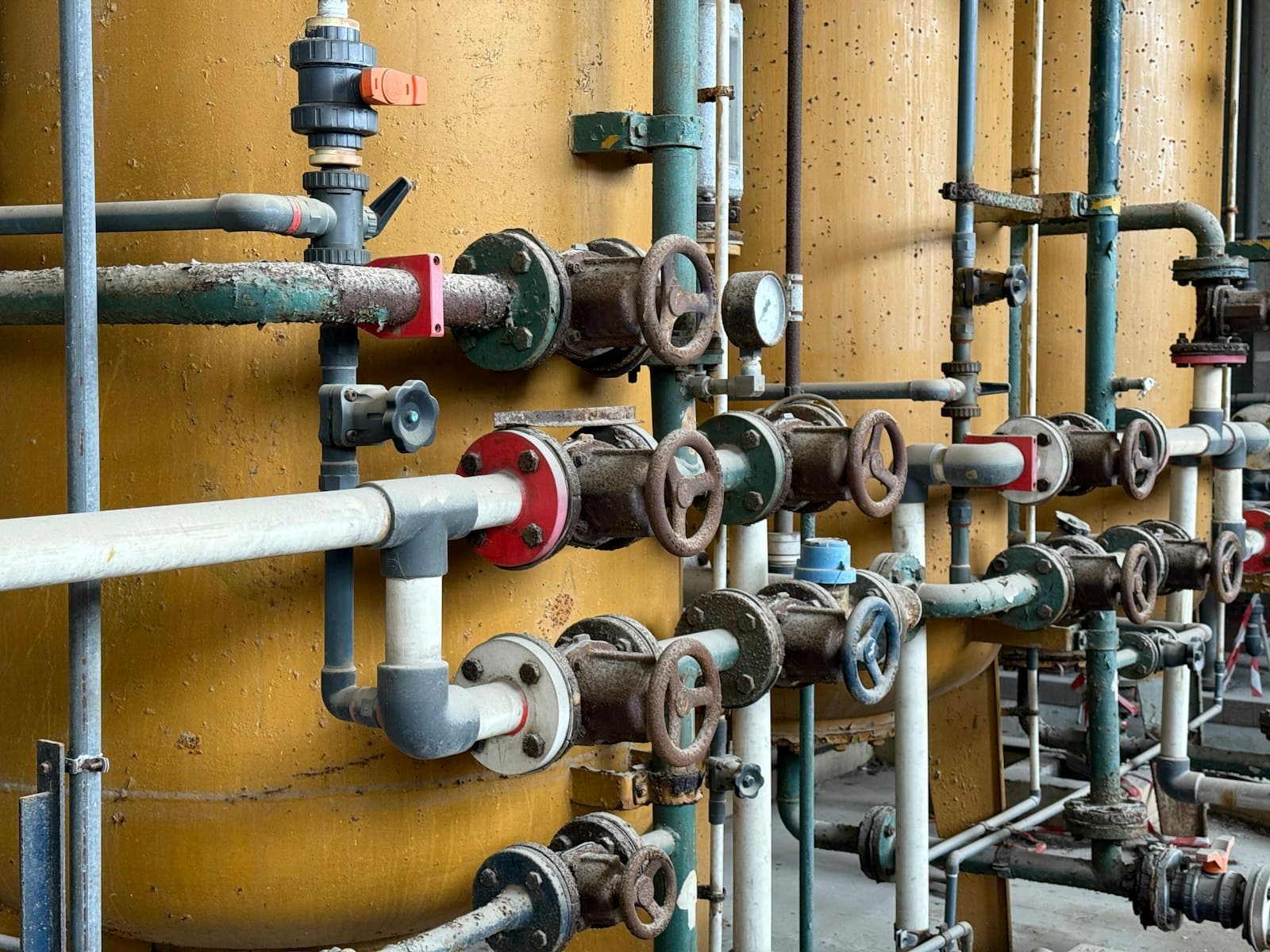 Tuyaux, vannes et cuves d'un système d'assainissement des eaux usées