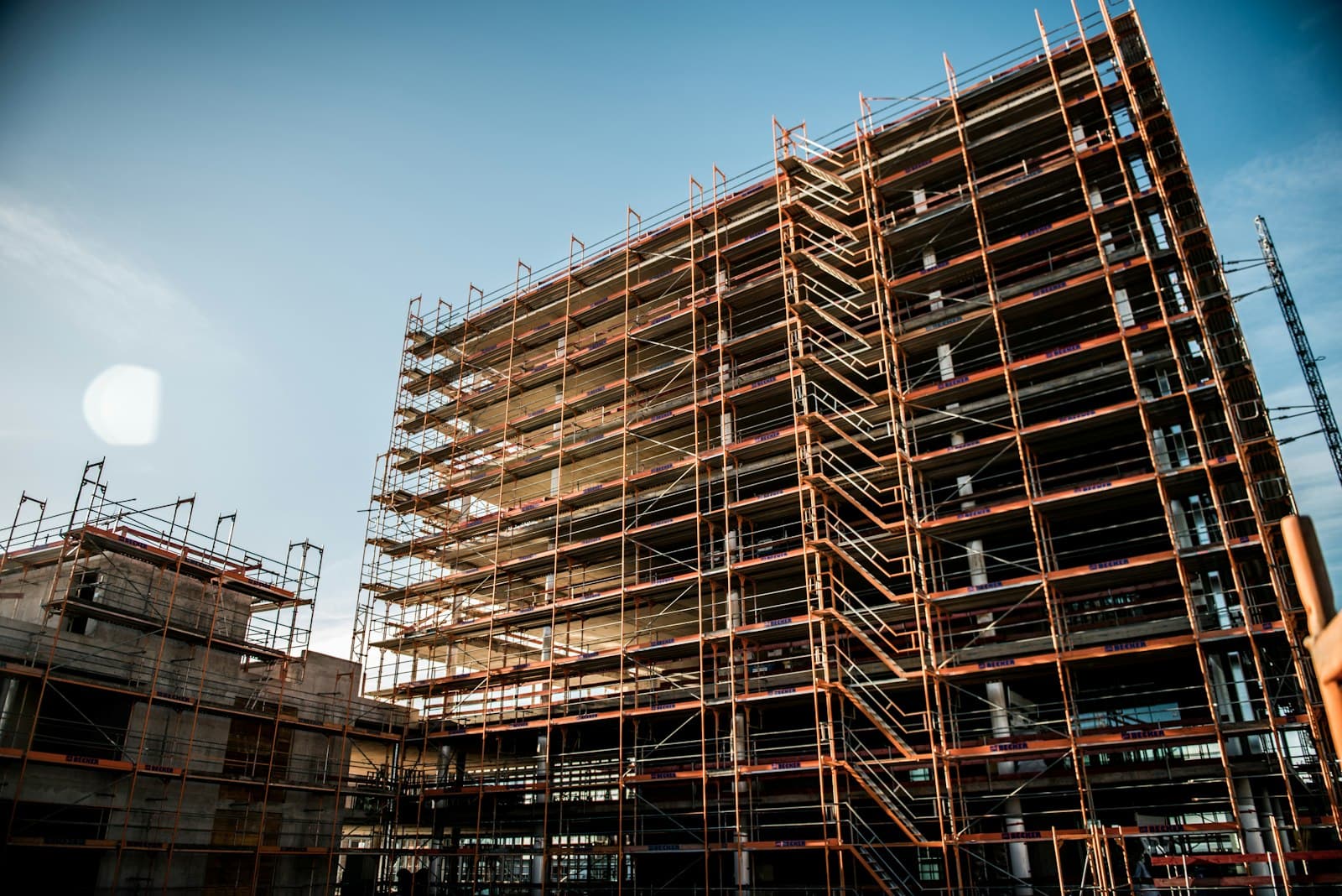 Immeuble entièrement entouré d'un échafaudage pour un chantier d'isolation de façade