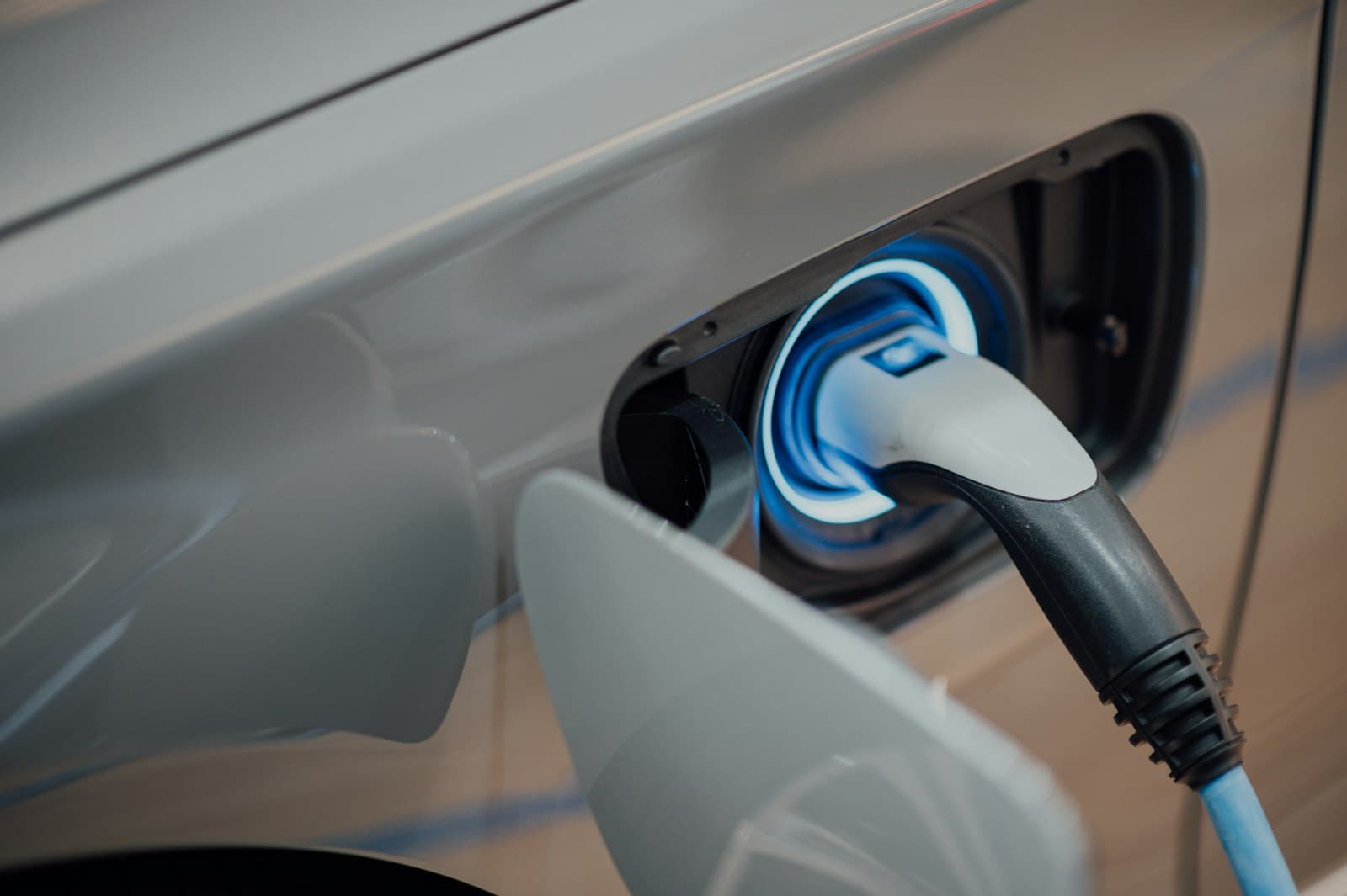 Borne de recharge pour voiture électrique installée sur le mur d'une maison