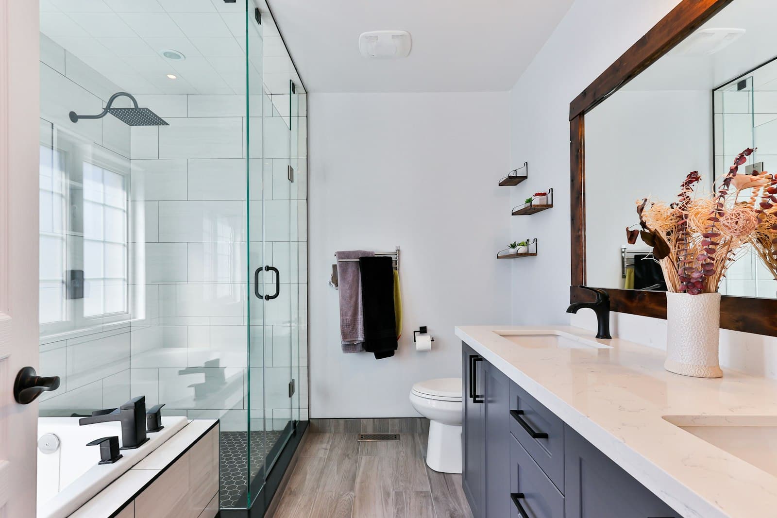 Salle de bain avec douche à l'italienne de plain-pied, adaptée au maintien à domicile