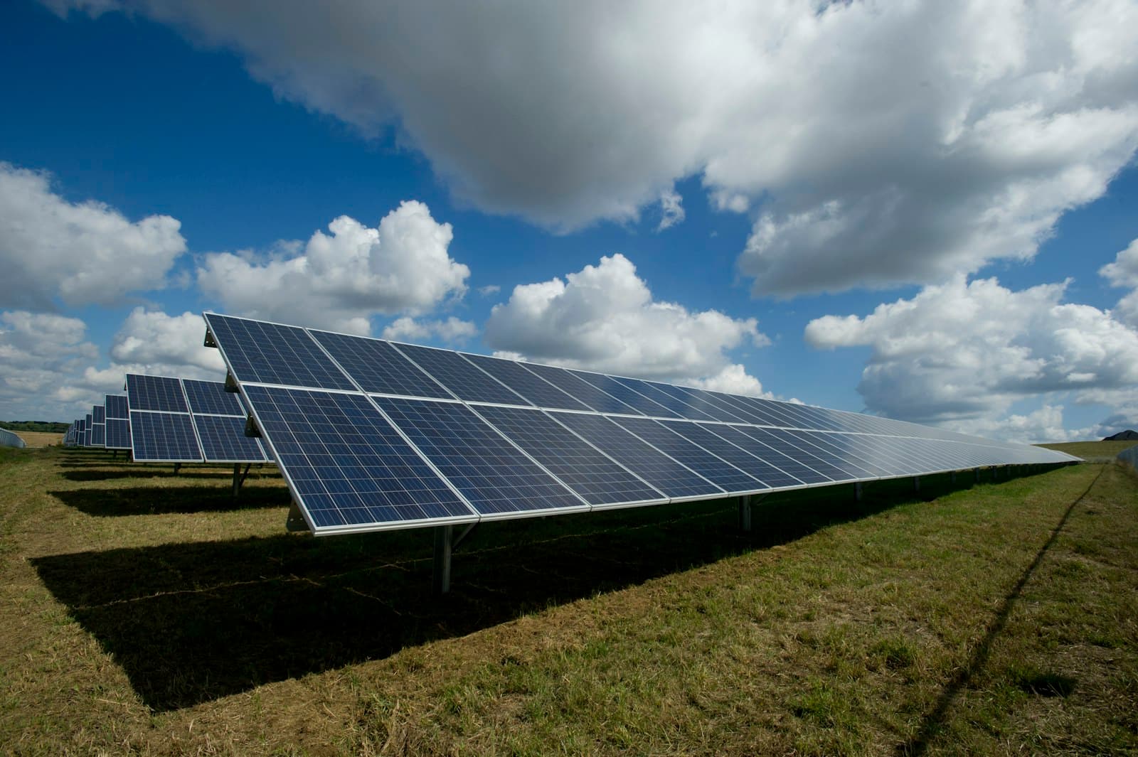 Rangée de panneaux solaires photovoltaïques sous un ciel dégagé en Île-de-France
