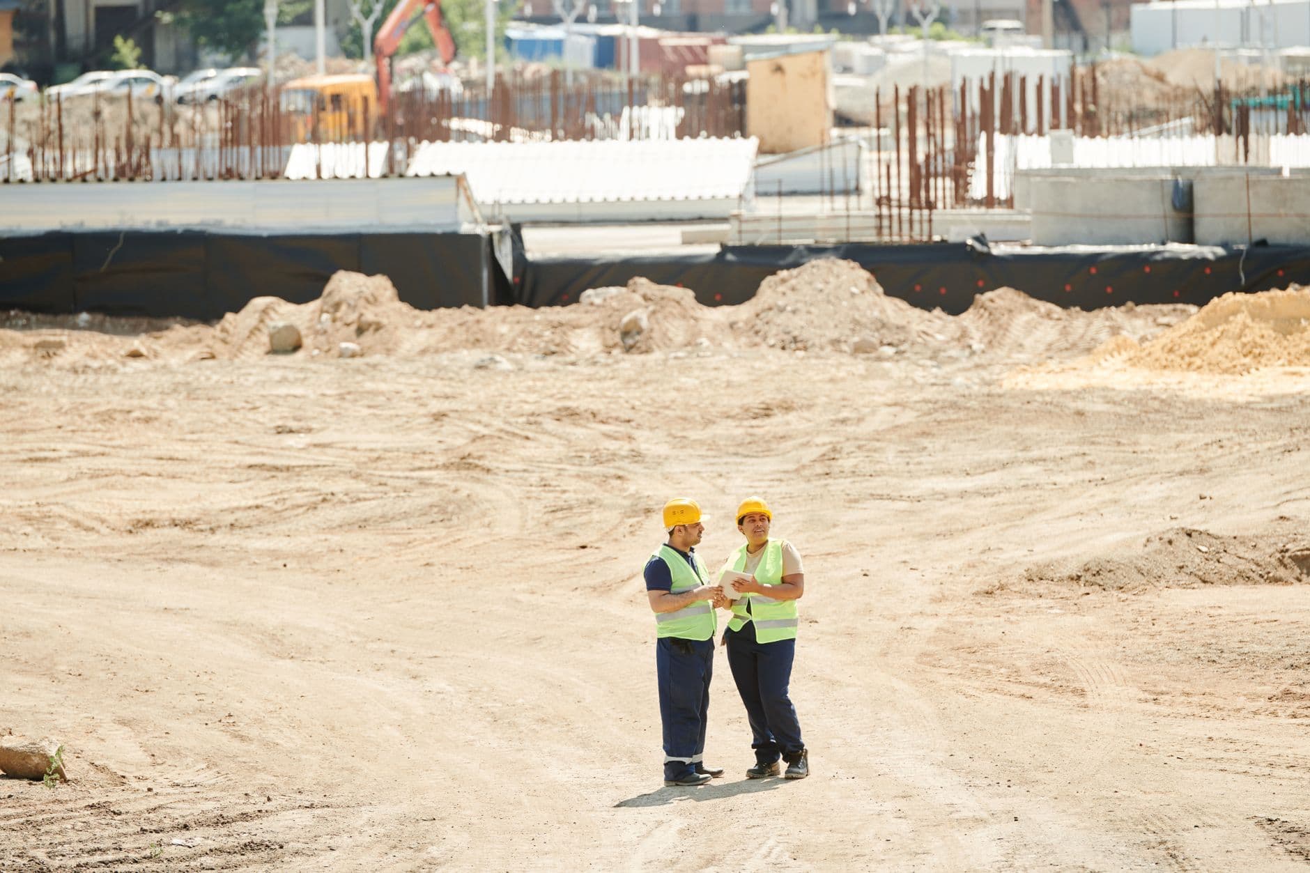 Chantier de rénovation de façade avec ouvriers spécialisés