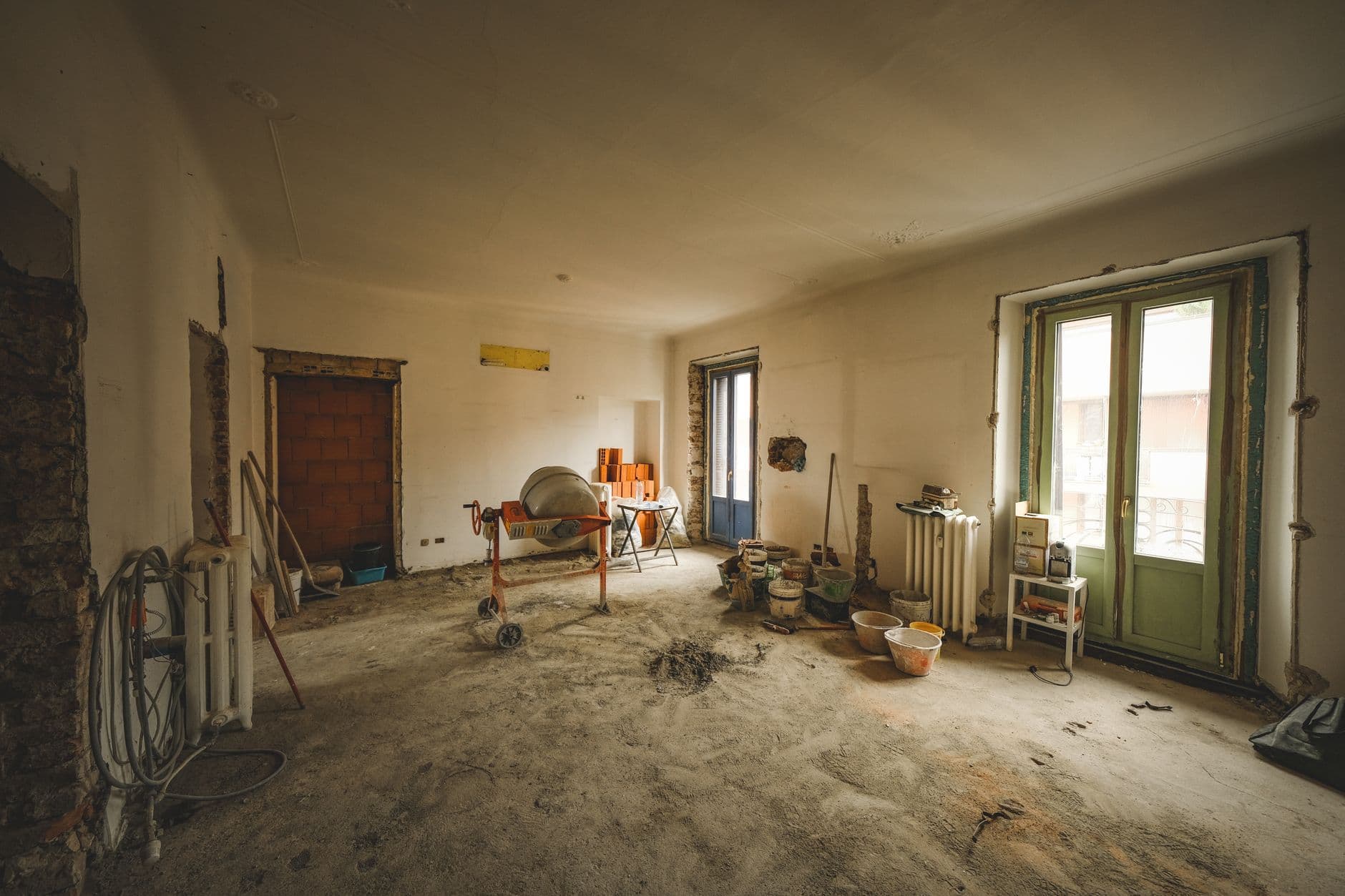 Équipe de maçons travaillant sur la structure d'un bâtiment en rénovation