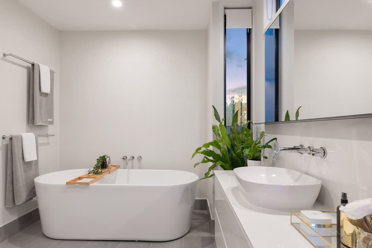 Salle de bain moderne entièrement rénovée