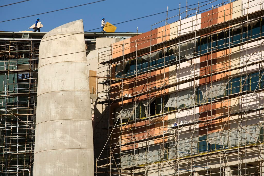Chantier de ravalement et échafaudage de sécurité