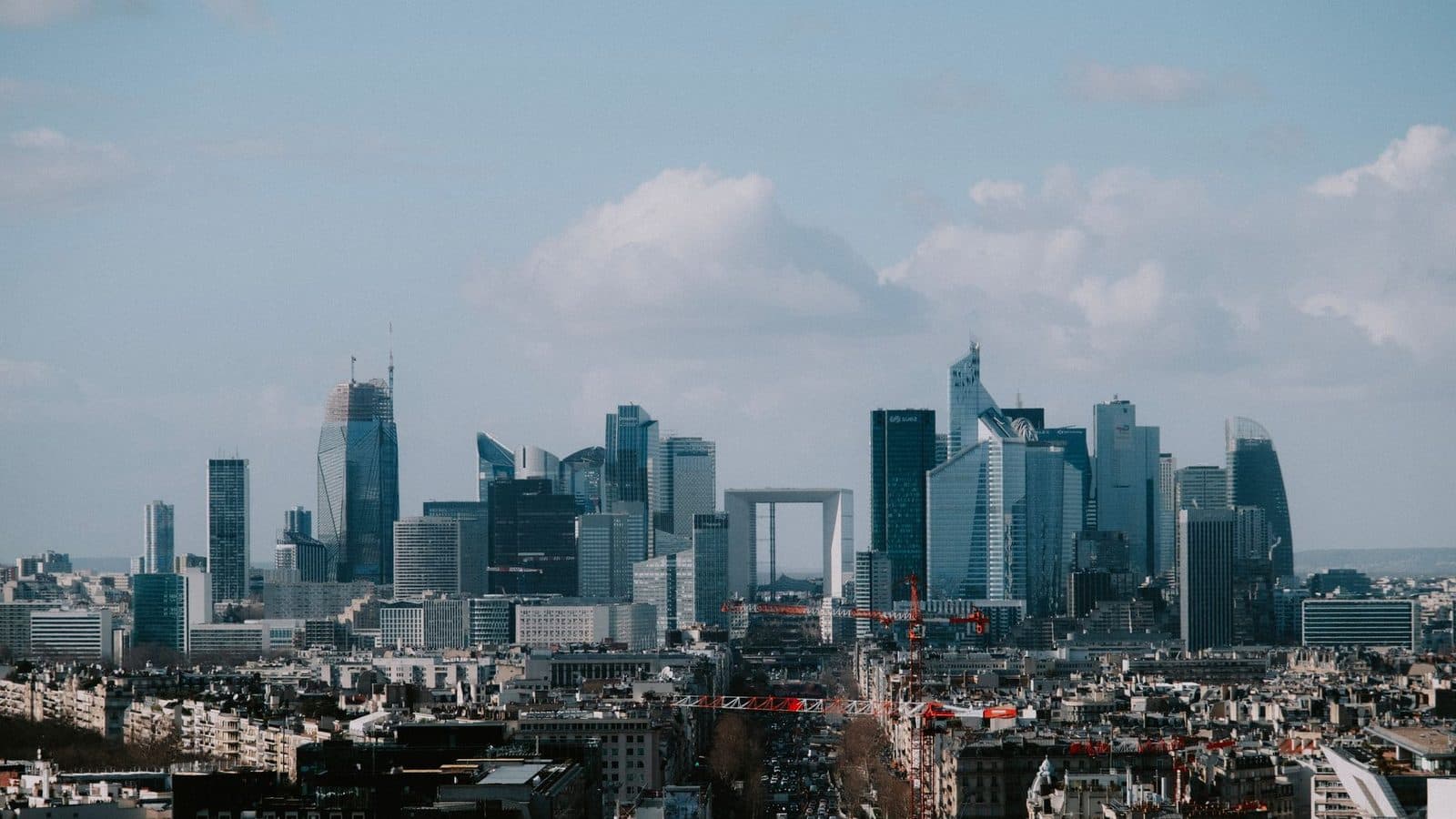 Vue sur le quartier de La Défense en Île-de-France avec grues de chantier au premier plan