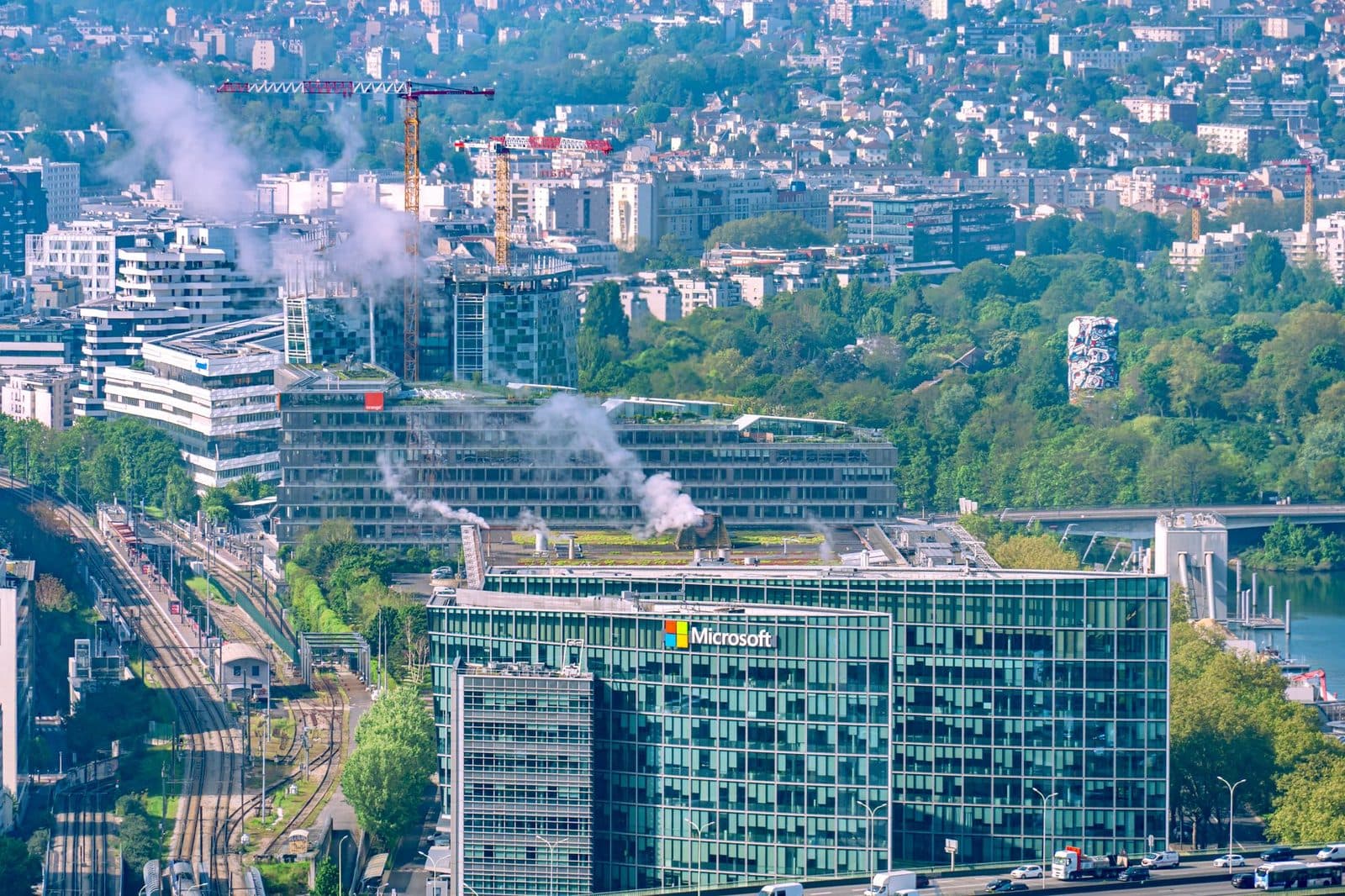 Vue aérienne d'Issy-les-Moulineaux avec grues de chantier, immeubles en construction et voies ferrées