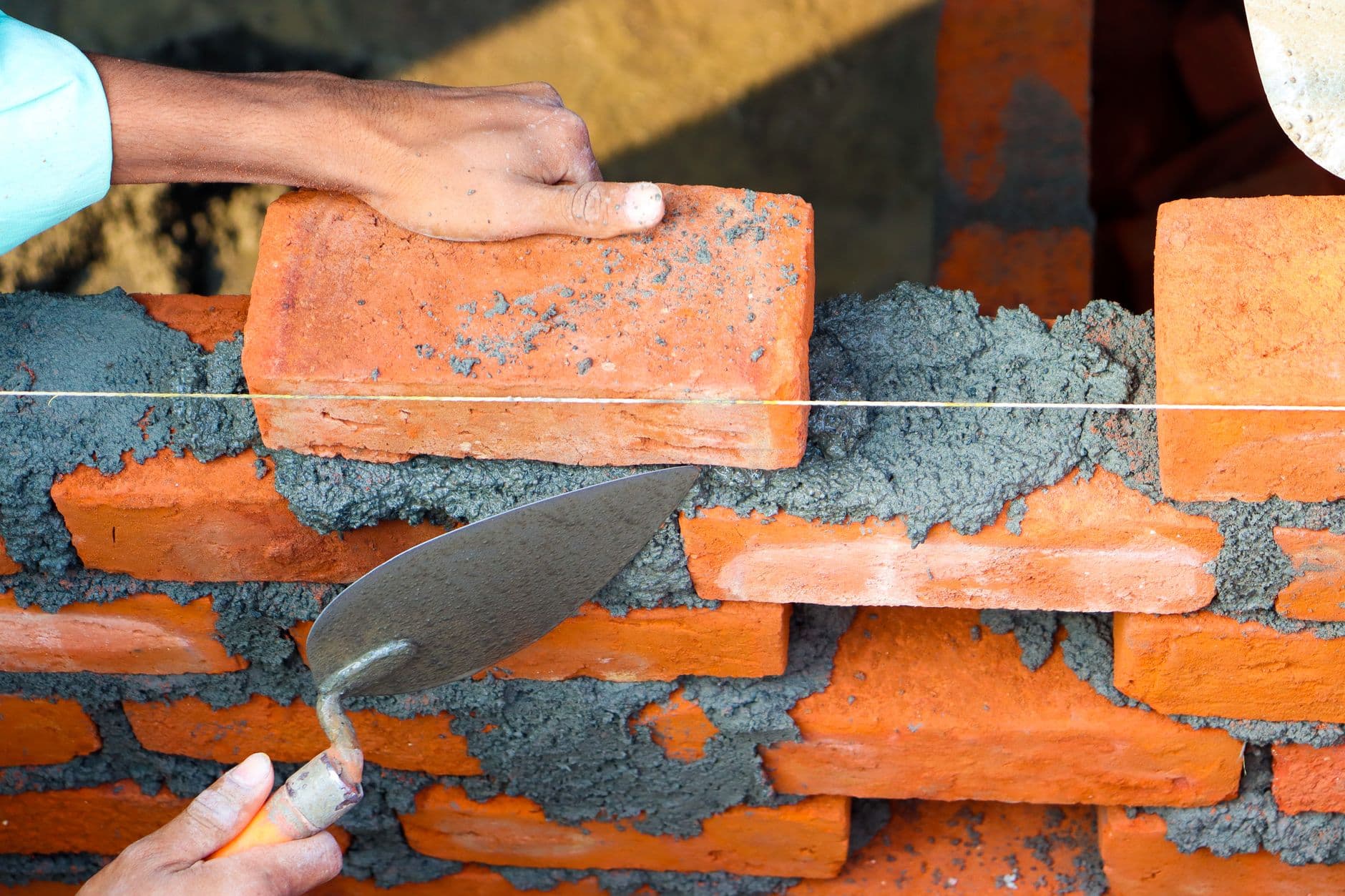 Ouvriers en tenue de sécurité sur un chantier de rénovation