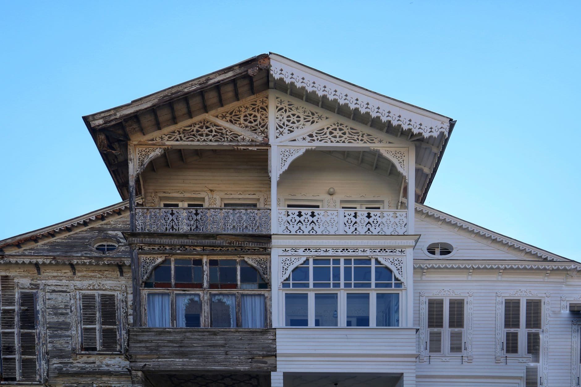 Détails d'une façade en cours de rénovation avec enduits modernes